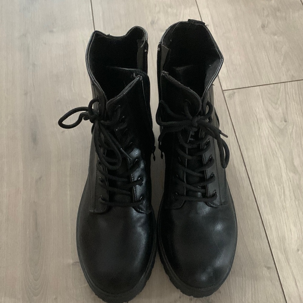 Boots 41 (Us 9)